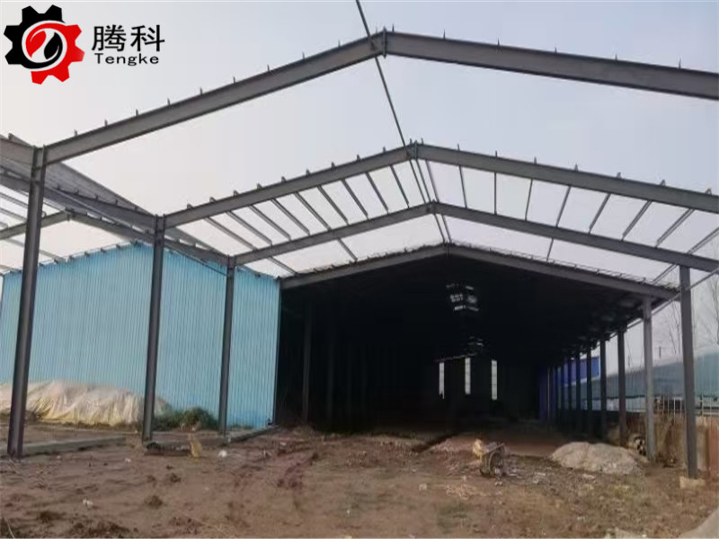 内蒙古小型牛粪有机肥生产设备,牛粪有机肥加工设备厂家给客户场地规