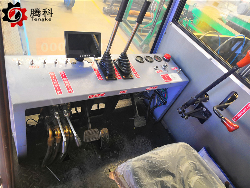 履带式翻堆机驾驶室